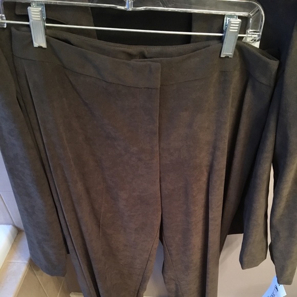 Two piece women’s pant suit - Picture 4 of 6